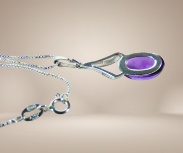 Lange zilver art deco amethist druppel hanger ketting beige achtergrond 4