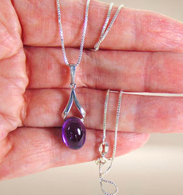 Lange zilver art deco amethist druppel hanger ketting beige achtergrond 5