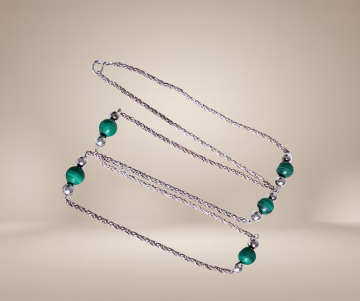 Lange zilveren art deco flapper ketting gevlochten malachiet beige achtergrond 1