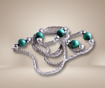 Lange zilveren art deco flapper ketting gevlochten malachiet beige achtergrond 2