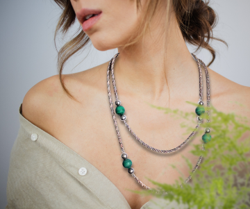 Lange zilveren art deco flapper ketting gevlochten malachiet op dame