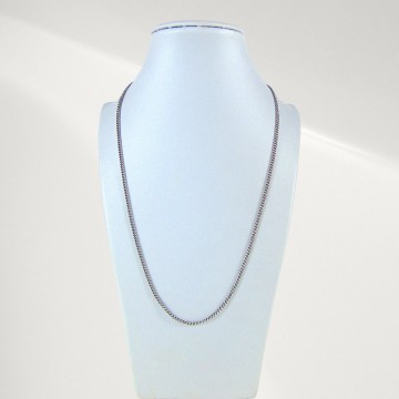 Lange zilveren schakelketting schuin schaduw3