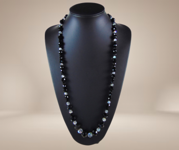 Lange zwarte aurora borealis en chute kristal ketting beige achtergrond