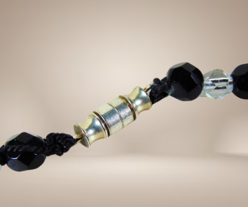 Lange zwarte aurora borealis en chute kristal ketting beige achtergrond 1