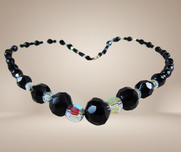 Lange zwarte aurora borealis en chute kristal ketting beige achtergrond 2