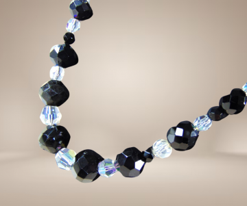 Lange zwarte aurora borealis en chute kristal ketting beige achtergrond 3