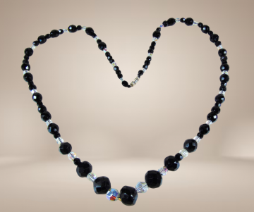 Lange zwarte aurora borealis en chute kristal ketting beige achtergrond 4