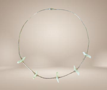 Liquid silver parelmoer vogel fetish native american ketting beige achtergrond 1