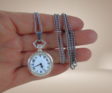 Livano vintage antiek zilveren zakhorloge ketting beige achtergrond