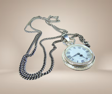 Livano vintage antiek zilveren zakhorloge ketting beige achtergrond 1