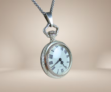 Livano vintage antiek zilveren zakhorloge ketting beige achtergrond 3