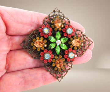 Liz palacios  filigraan koper multi kleur strass broche  beige achtergrond