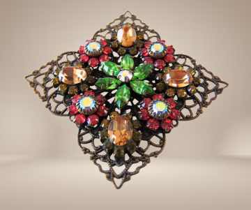 Liz palacios  filigraan koper multi kleur strass broche  beige achtergrond 1