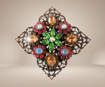 Liz palacios  filigraan koper multi kleur strass broche  beige achtergrond 2