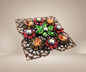 Liz palacios  filigraan koper multi kleur strass broche  beige achtergrond 3