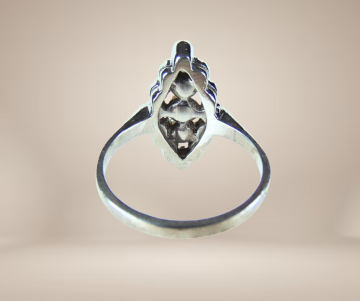 Markies zilver ring 3 parels witte steentjes beige achtergrond