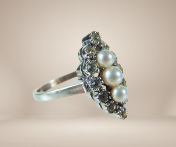 Markies zilver ring 3 parels witte steentjes beige achtergrond 1