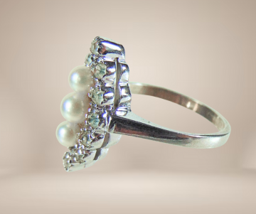 Markies zilver ring 3 parels witte steentjes beige achtergrond 2