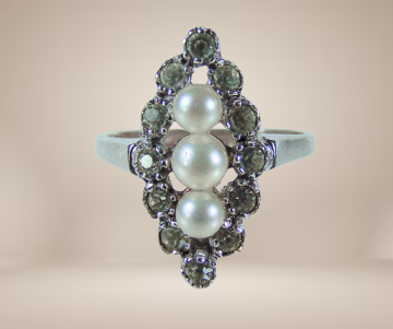 Markies zilver ring 3 parels witte steentjes beige achtergrond 4