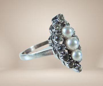 Markies zilver ring 3 parels witte steentjes beige achtergrond1
