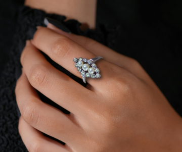 Markies zilver ring 3 parels witte steentjes op hand