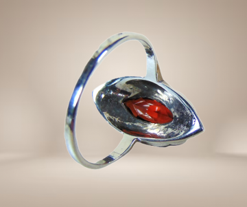 Markies zilveren entourage granaat ring antiek beige achtergrond 2