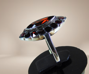 Markies zilveren entourage granaat ring antiek beige achtergrond 3