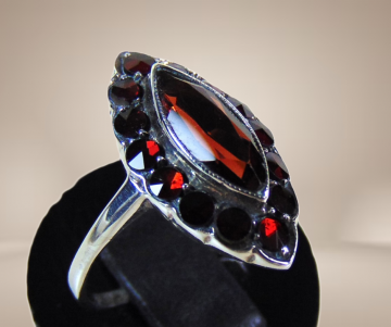 Markies zilveren entourage granaat ring antiek beige achtergrond 4