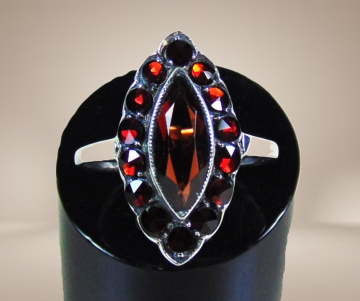 Markies zilveren entourage granaat ring antiek beige achtergrond 5