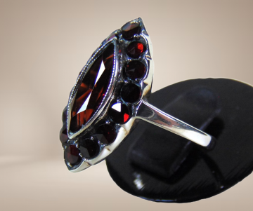 Markies zilveren entourage granaat ring antiek beige achtergrond 6