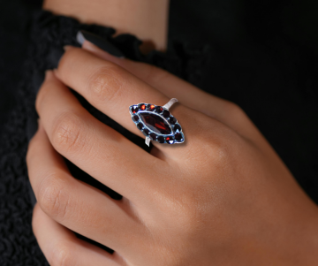 Markies zilveren entourage granaat ring antiek op hand