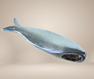 Massief zilveren satijnfinish vis hanger modernist beige achtergrond 1