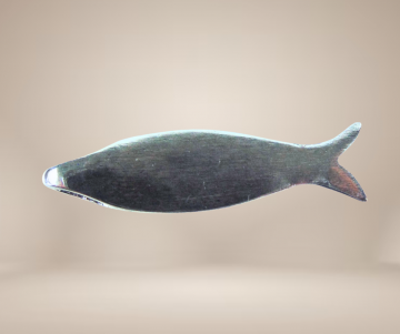 Massief zilveren satijnfinish vis hanger modernist beige achtergrond 2