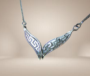 Meander zilveren middenstuk ketting beige achtergrond 1