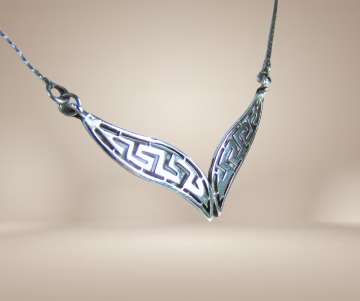 Meander zilveren middenstuk ketting beige achtergrond 2