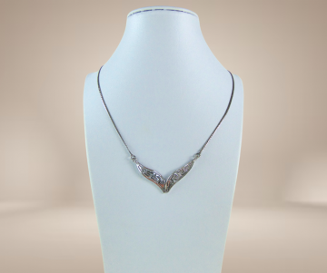 Meander zilveren middenstuk ketting beige achtergrond 3