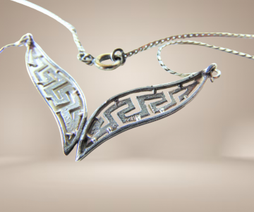 Meander zilveren middenstuk ketting beige achtergrond 4