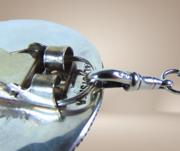 Mega grote dishta zuni native american turquoise koraal parelmoer inleg huifkar bolo tie hanger ketting beige achtergrond