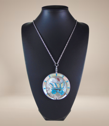 Mega grote dishta zuni native american turquoise koraal parelmoer inleg huifkar bolo tie hanger ketting beige achtergrond 1