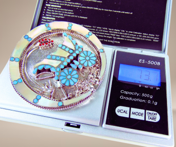 Mega grote dishta zuni native american turquoise koraal parelmoer inleg huifkar bolo tie hanger ketting beige achtergrond 11