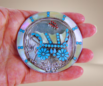 Mega grote dishta zuni native american turquoise koraal parelmoer inleg huifkar bolo tie hanger ketting beige achtergrond 3