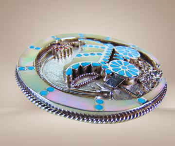 Mega grote dishta zuni native american turquoise koraal parelmoer inleg huifkar bolo tie hanger ketting beige achtergrond 7