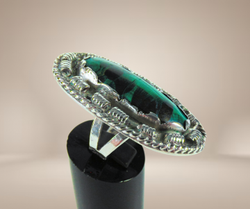 Mega grote lange zilveren t malachiet native american ring beige achtergrond