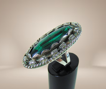 Mega grote lange zilveren t malachiet native american ring beige achtergrond 2