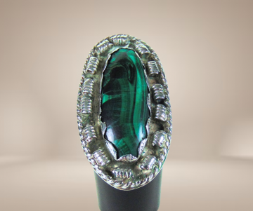 Mega grote lange zilveren t malachiet native american ring beige achtergrond 4