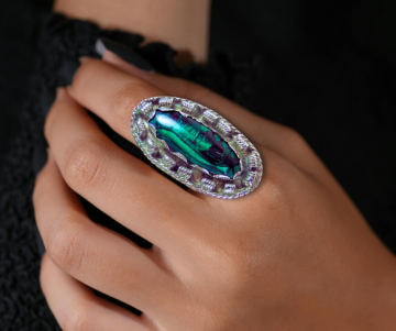 Mega grote lange zilveren t malachiet native american ring op hand dame