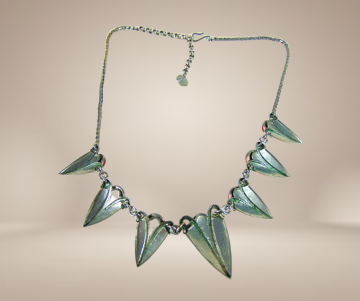 Metalen ketting punten rode accenten beige achtergrond 4 1