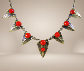 Metalen ketting punten rode accenten beige achtergrond 4 2