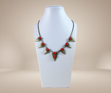 Metalen ketting punten rode accenten beige achtergrond 4 3