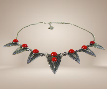 Metalen ketting punten rode accenten beige achtergrond 4 4